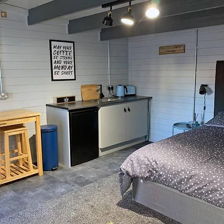 Cosy, Self-Contained Garden Room In City Centre! Херфорд Екстериор снимка