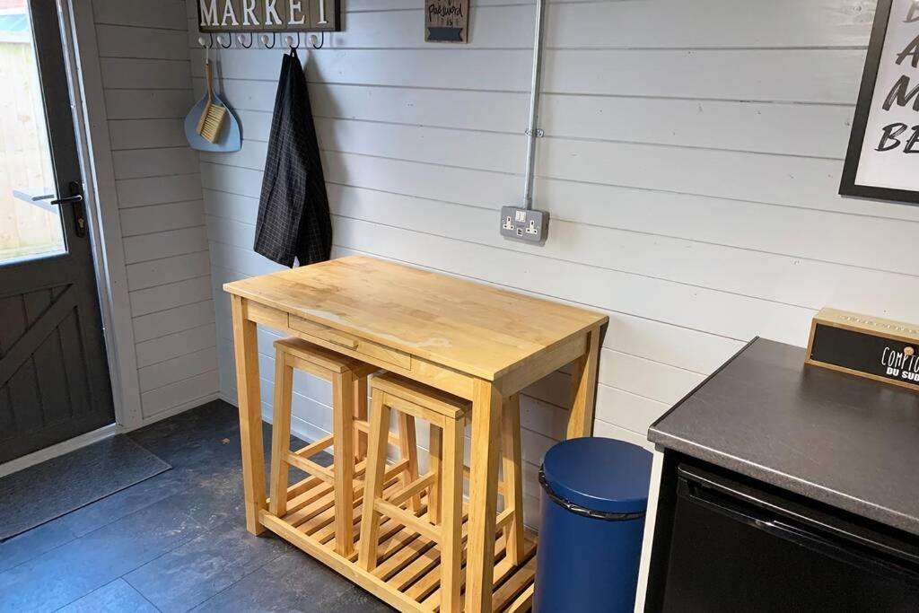 Cosy, Self-Contained Garden Room In City Centre! Херфорд Екстериор снимка