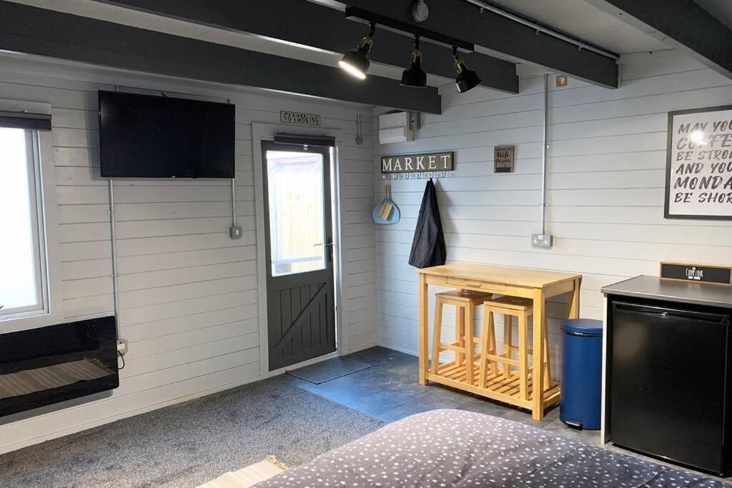 Cosy, Self-Contained Garden Room In City Centre! Херфорд Екстериор снимка