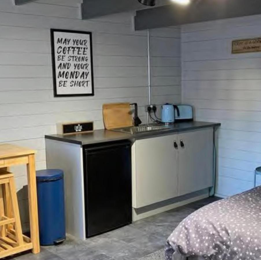 Cosy, Self-Contained Garden Room In City Centre! Херфорд Екстериор снимка